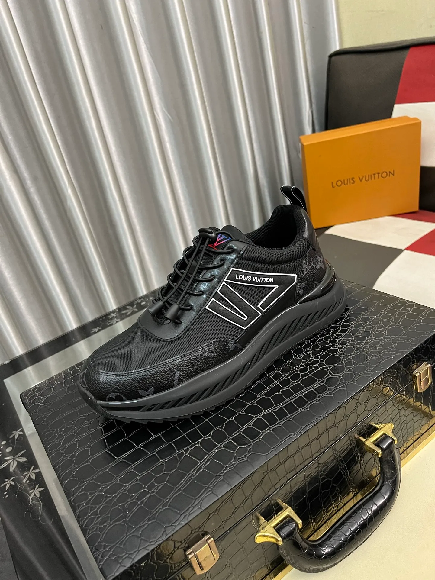 Men's shoes 💰458⌚️⌚️【LOUlS VUlTTON】Louis Vuitton ~ unique and casual style. LV counter purchasing 🏃casual shoes😍😍 are on sale at the men's counter at the same time. Italian imported brands select top-layer Italian cowhide. 🐑Sheepskin lining (refuses to discolor and grind feet) Sole: Original sole specially provided by the original factory 🎬Better in kind Code number: 38-444⃣️Color selection